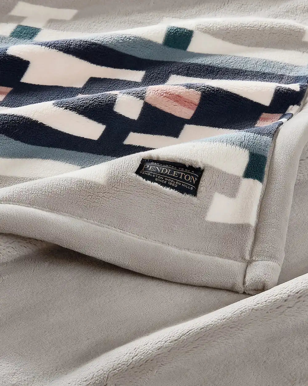 PLUSH REVERSIBLE THROW