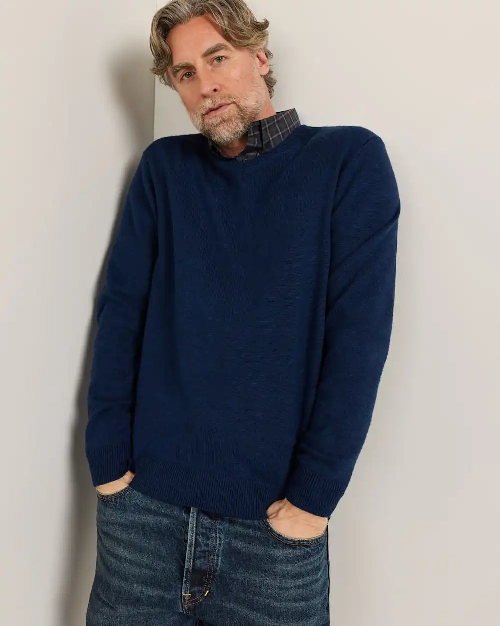 MEN'S MERINO V-NECK SWEATER