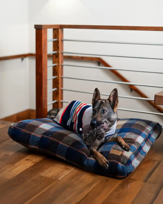 MOUNTAIN PLAID PET BED - NAPPER